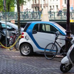 Que choisir entre un scooter électrique et une voiture électrique ?